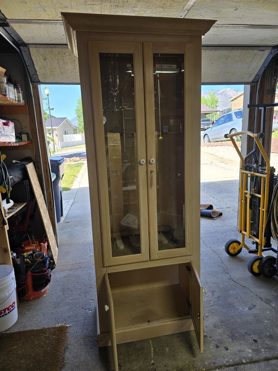 Display cabinent for guns