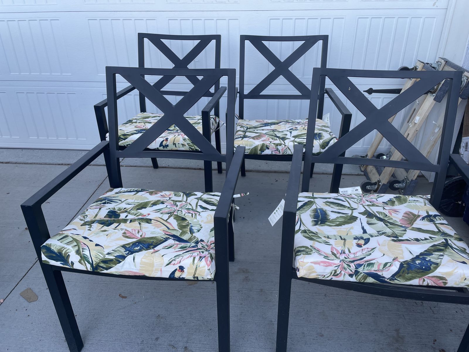 lightly used 4 metal outdoor dining chairs with new cushions