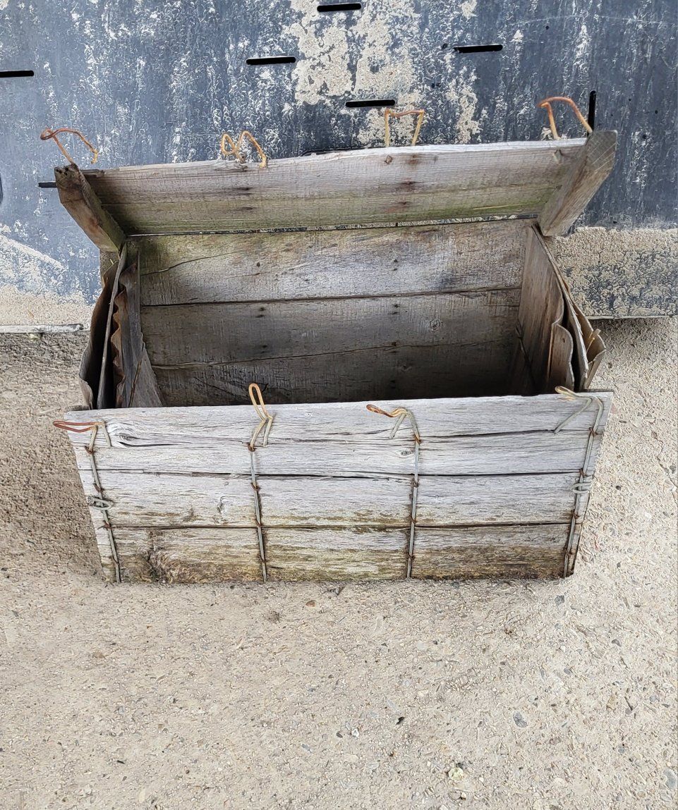 **VINTAGE SHIPPING CRATE**