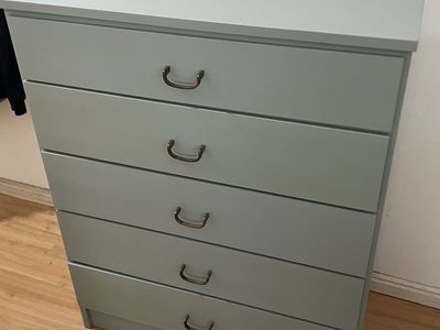 Beautiful 5 drawer dresser