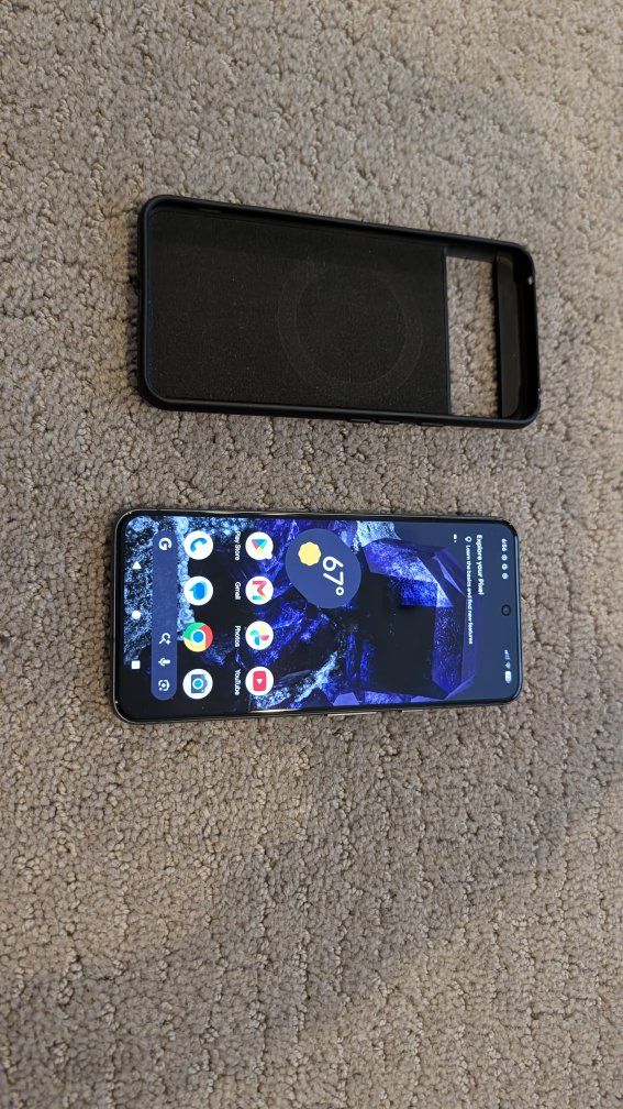Google Pixel 8 Unlocked Smartphone with Black Protective Case 128GB