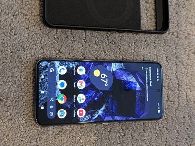 Google Pixel 8 Unlocked Smartphone with Black Protective Case 128GB