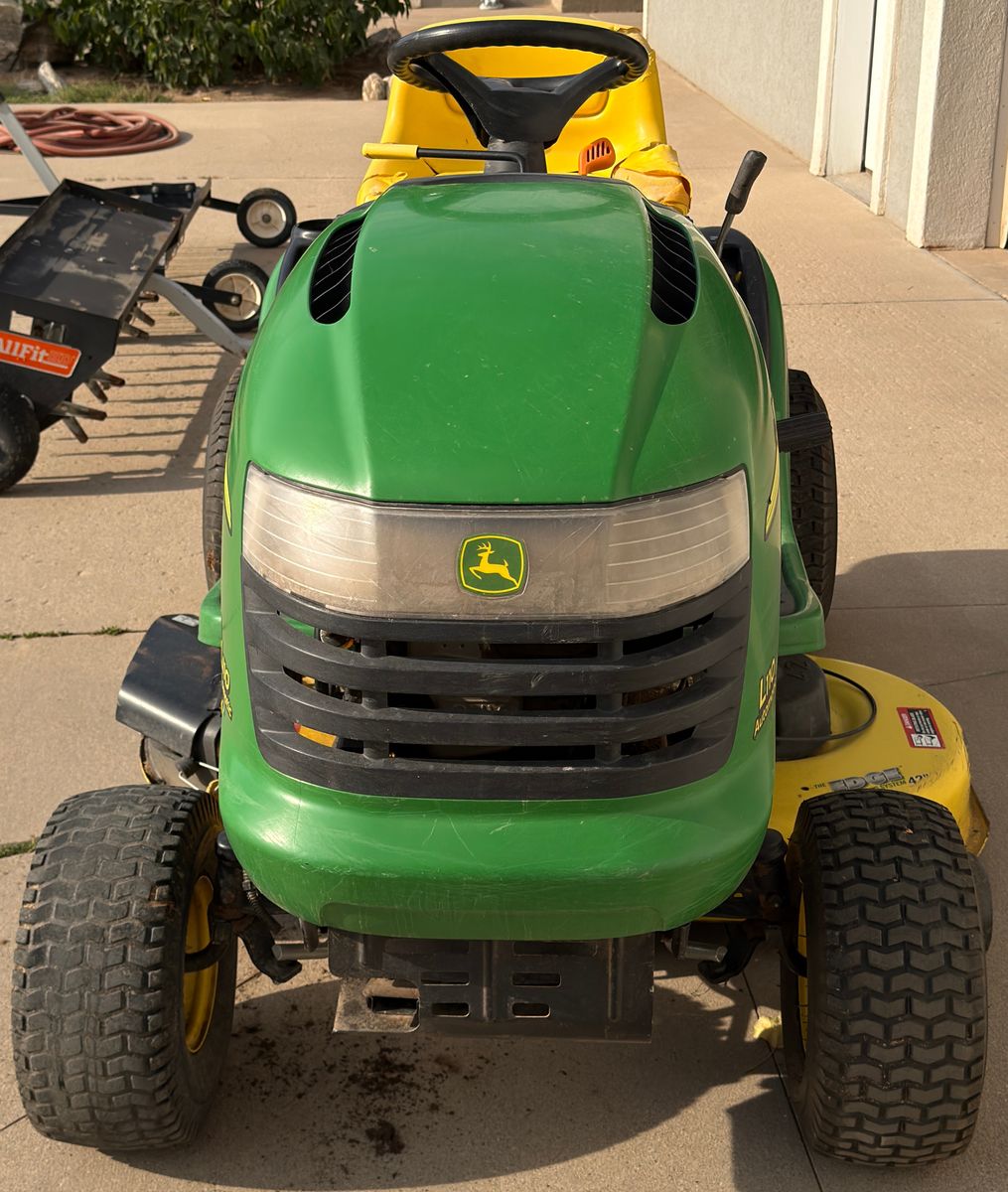 JOHN DEERE L110 42" CUT RIDING LAWN MOWER W/ BAGGER