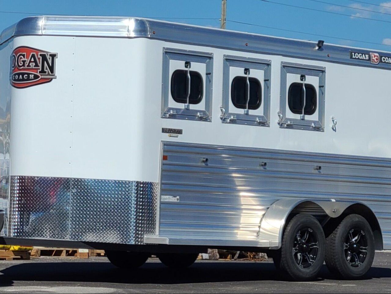 2023 Logan Coach Bullseye 3 horse bumper pull trailer