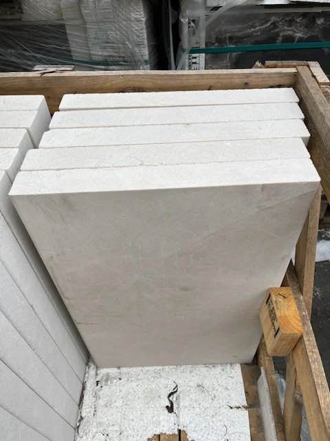 Coping de Mármol Antalya Cream Bullnose 12" x 12" x 1.25" – $16.11 por pieza