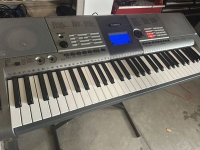 Yamaha Ypt-400 Keyboard With Stand