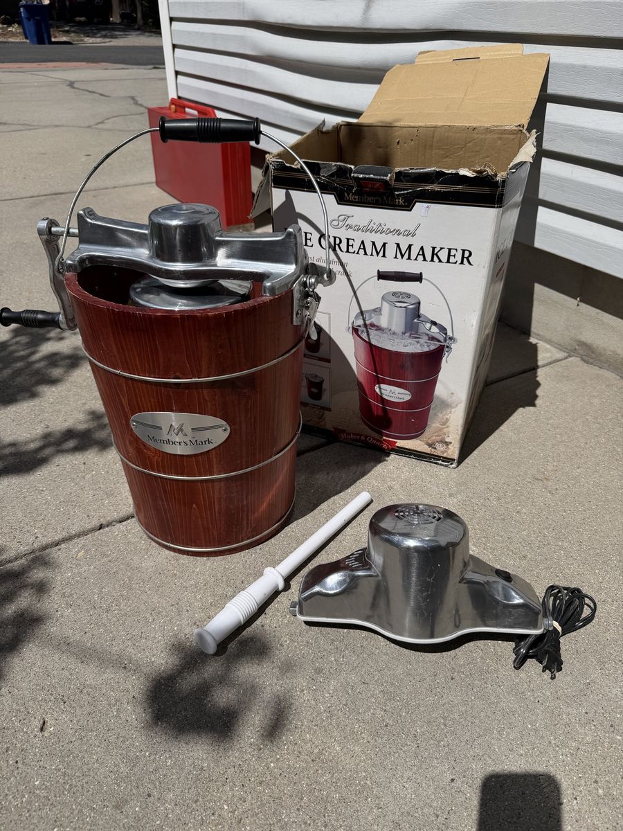 Member's Mark Traditional Wooden Bucket Ice Cream Maker with Electric Motor