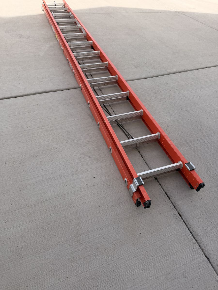 Ladder 28 ft extension ladder