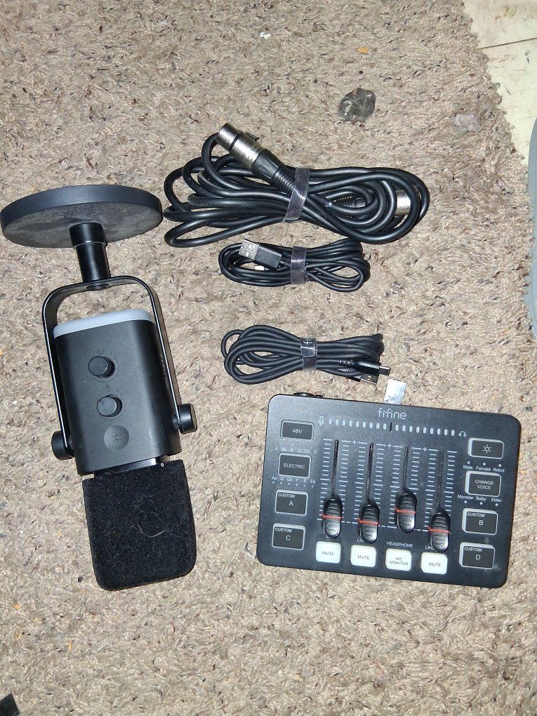 FIFINE Ampligame SC3 Audio Mixer with Microphone and Cables - Black