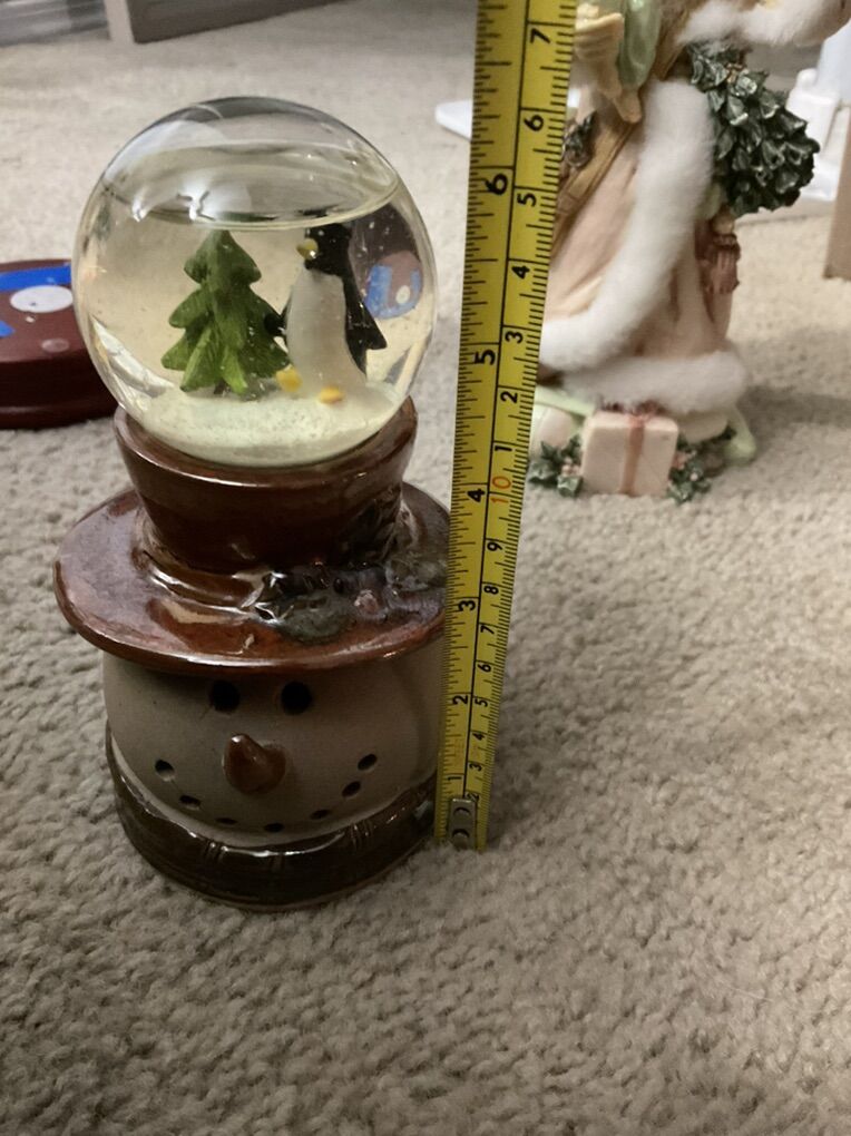 Penguin and snowman snow globe