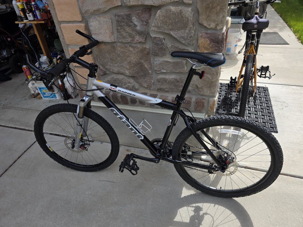 nice giant men's bike