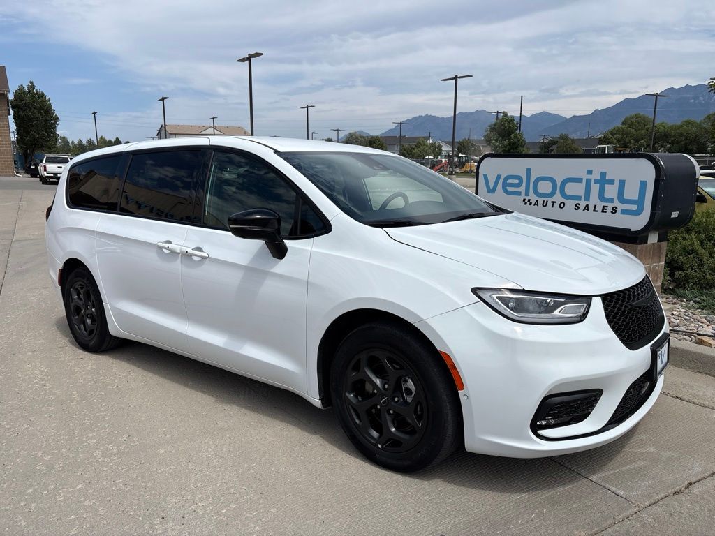 2024 Chrysler Pacifica Plug-In Hybrid S Appearance