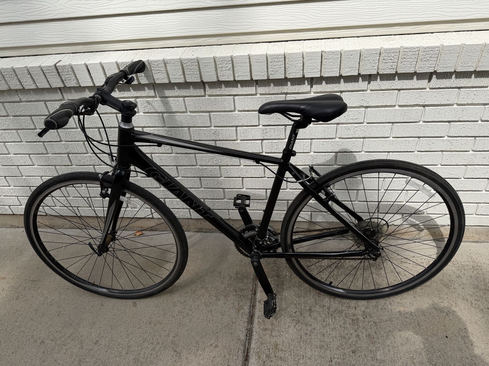 Giant Escape 2 Hybrid Bike – Excellent Condition