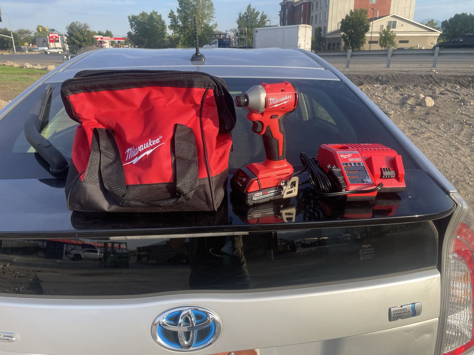 Milwaukee M18 Brushless Cordless 1/4" Impact Driver Set with Battery, Charger & Tool Bag