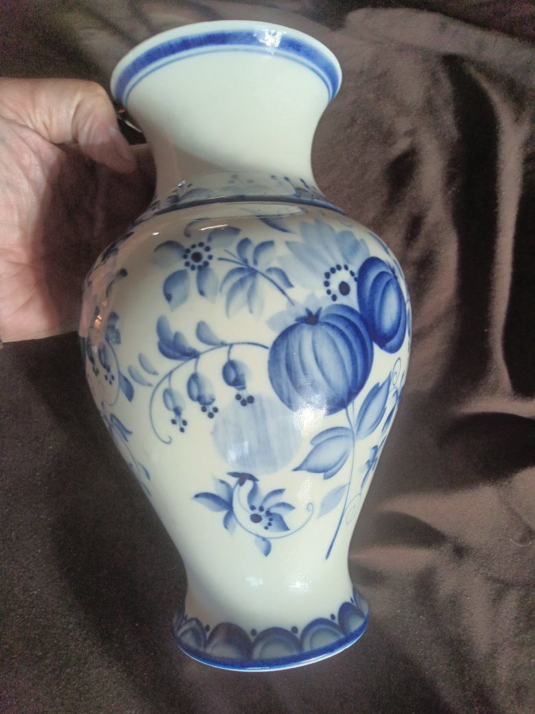 Beautiful Vase Set Vintage Collectable Nice!