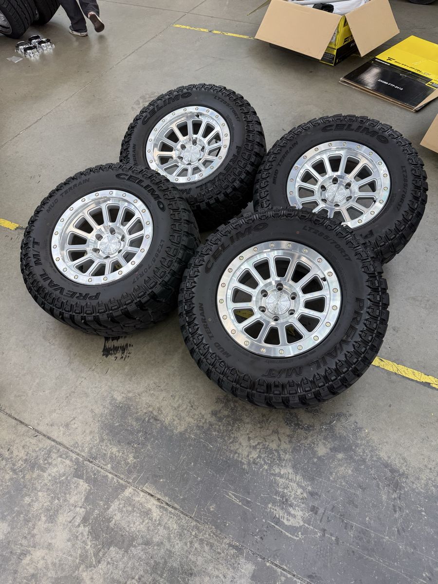 LIKE NEW 17x9 arena “ammo”/ 285/70/17 prevails 6x135
