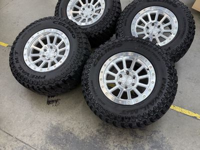 LIKE NEW 17x9 arena “ammo”/ 285/70/17 prevails 6x135