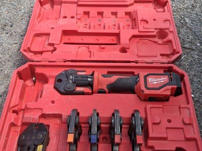 Milwaukee M18 FORCE LOGIC Press Tool Kit w/ 1/2" - 2" Jaws & CP2.0 Battery