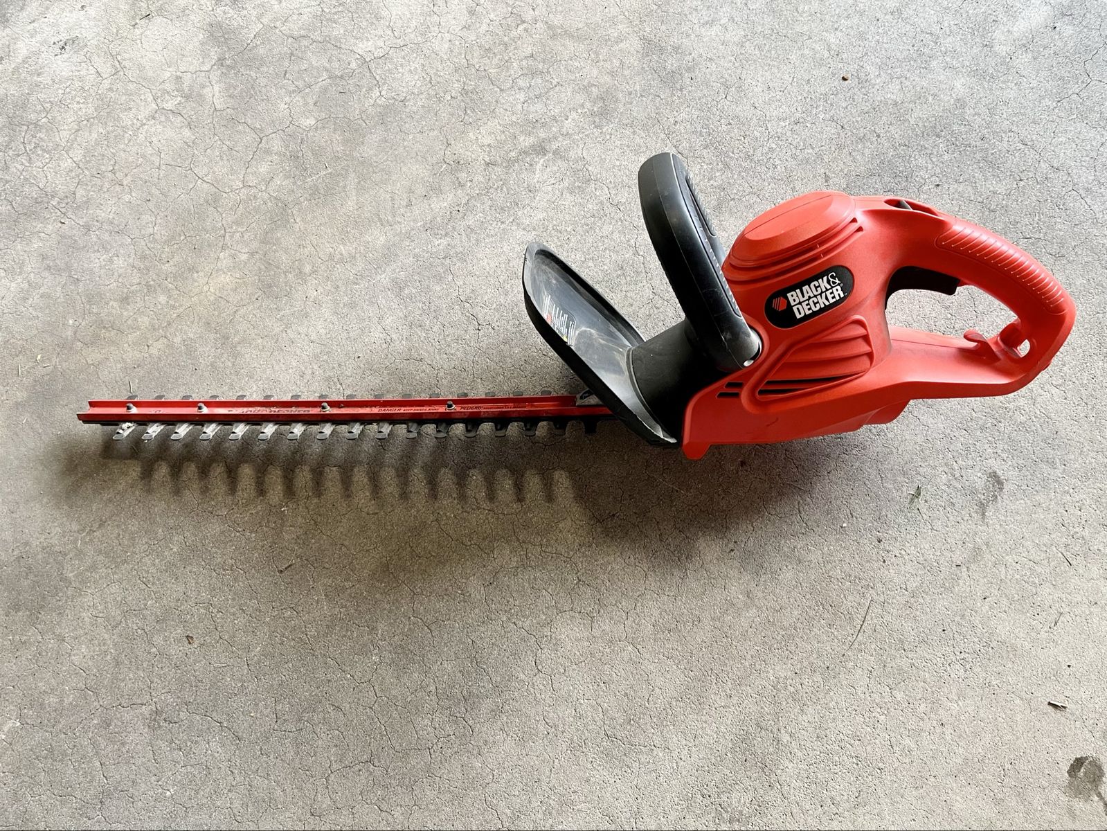 Black & Decker Hedge Trimmer - Electric Corded, 22-inch Blade, Dual-Action, Lightweight