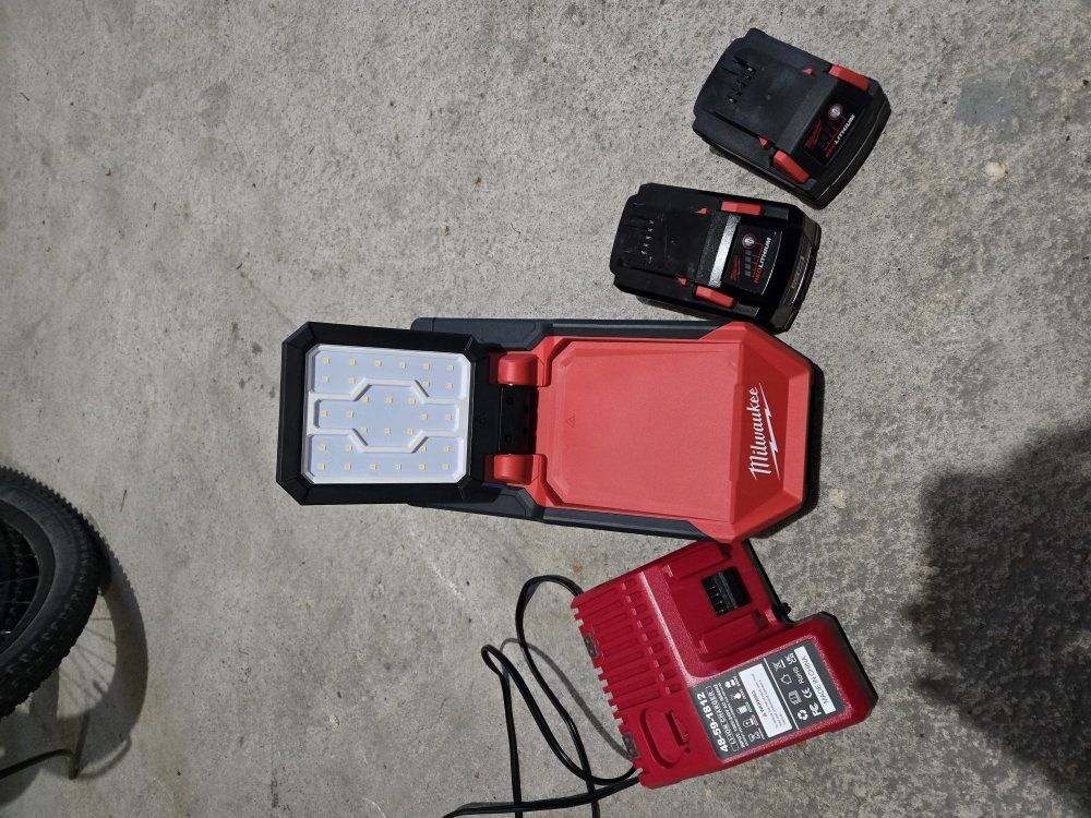 Milwaukee LED Flood Light / Magnetic & Clamp.