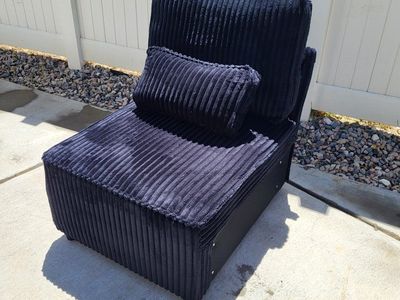 Fabric Lounge Chair w/Pillows Black*