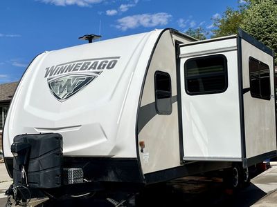 2018 Winnebago Minnie 2500FL — GREAT Condition — $15,900