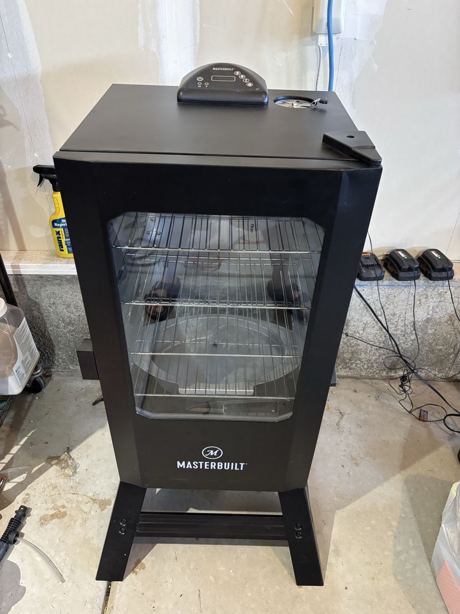 BRAND NEW Masterbuilt 30" Digital Electric Smoker (Model MB20070421)