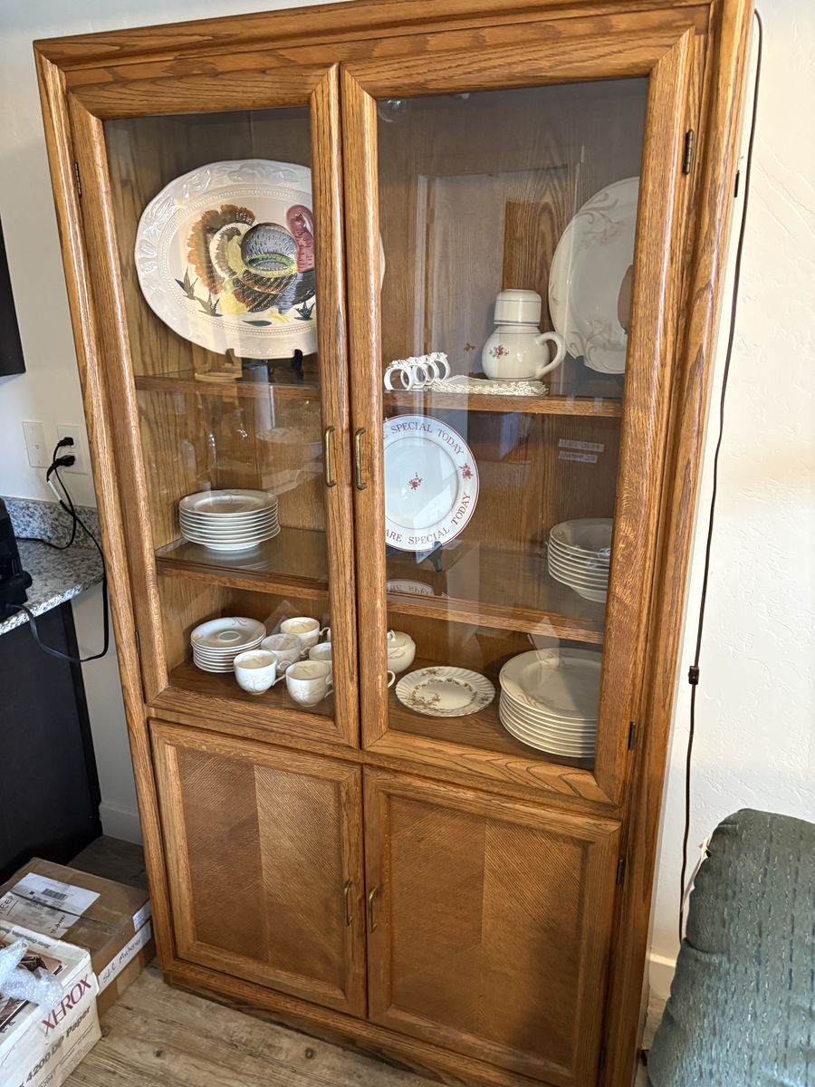 Solid Wood Hutch/ China Cabinet