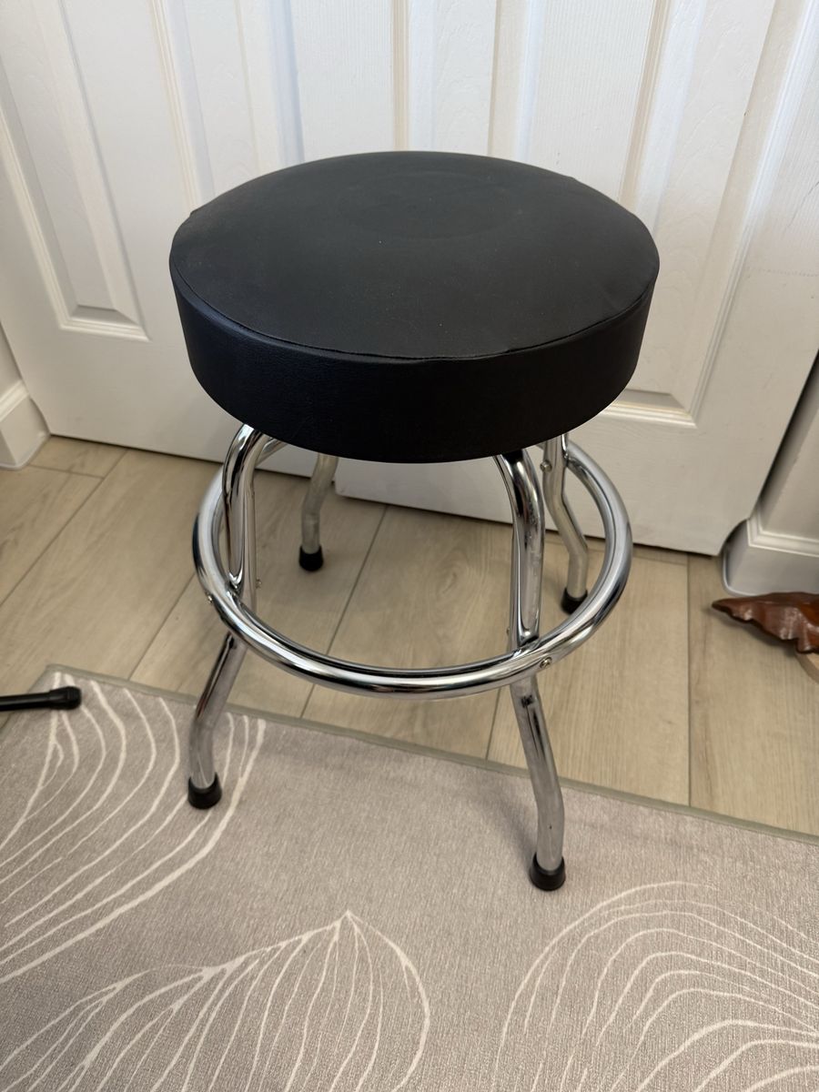 24” Road Runner Swivel Bar Stool with Chrome Base