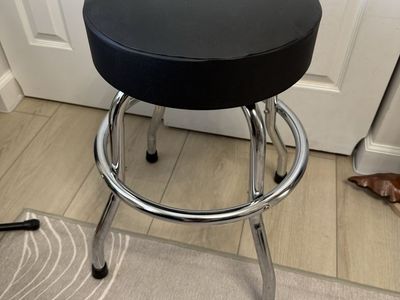 24” Road Runner Swivel Bar Stool with Chrome Base