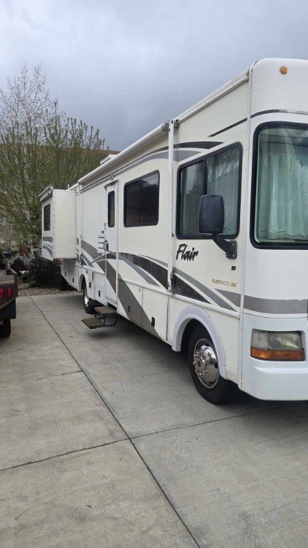 2001 Fleetwood Flair 31 FT V10 $11,900 O.B.O