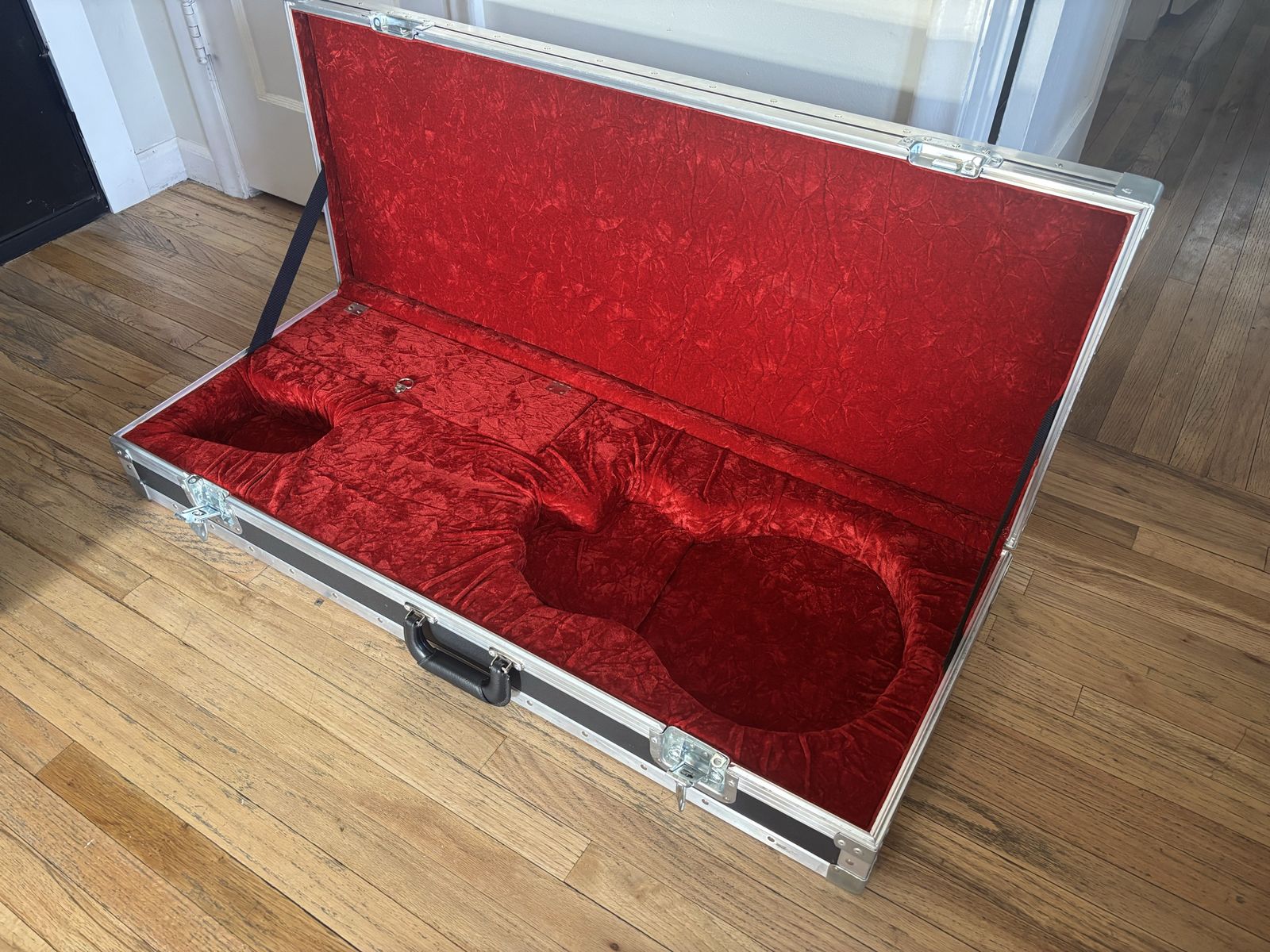Professional grade flight case for Gibson Les Paul