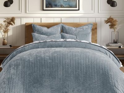 Ultra Plush Velvet Quilt Bedding Set (Blue/Gray)