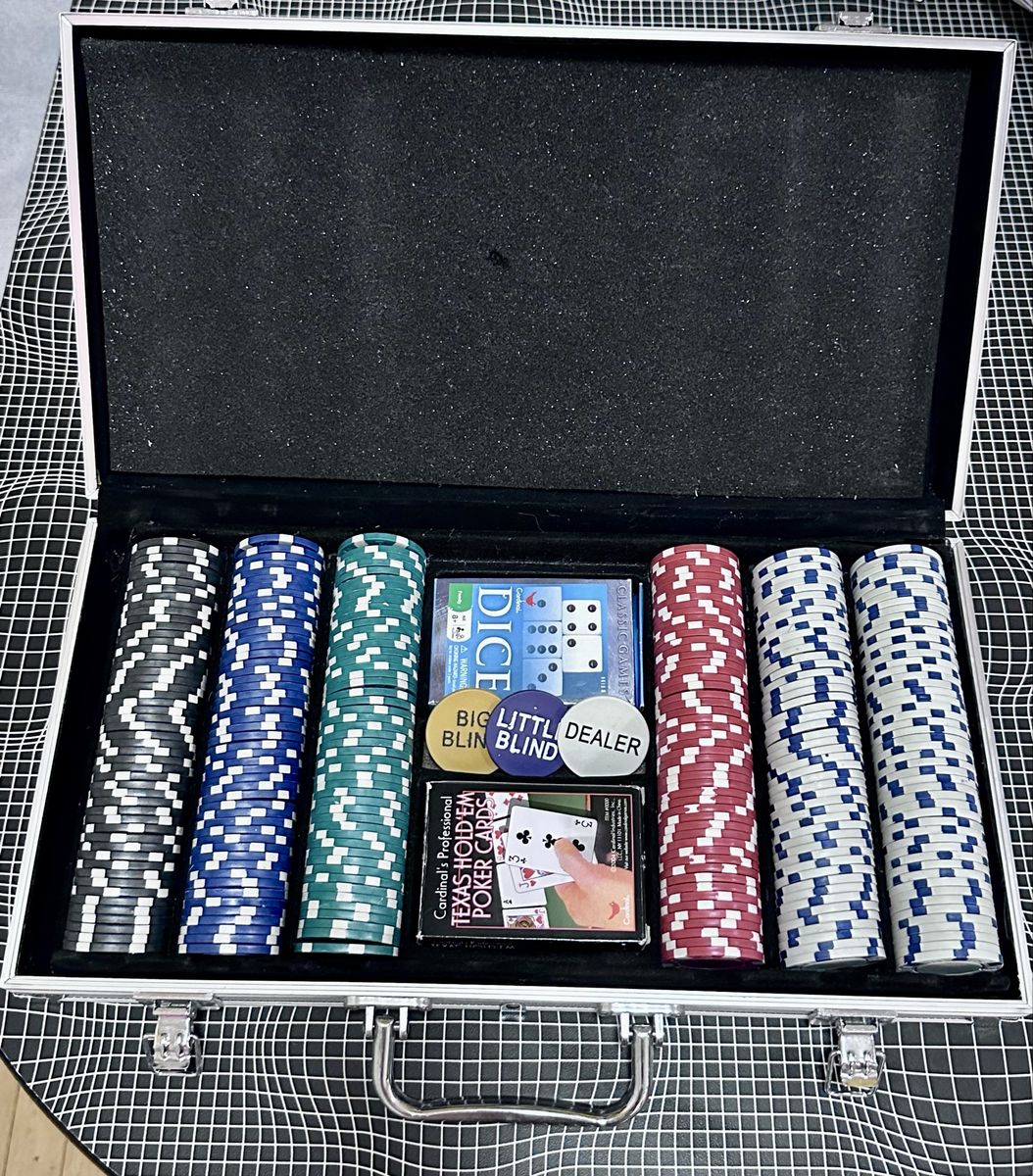 Cardinal's Professional Texas Hold'em Poker Chip Set with Aluminum Case - Complete Set