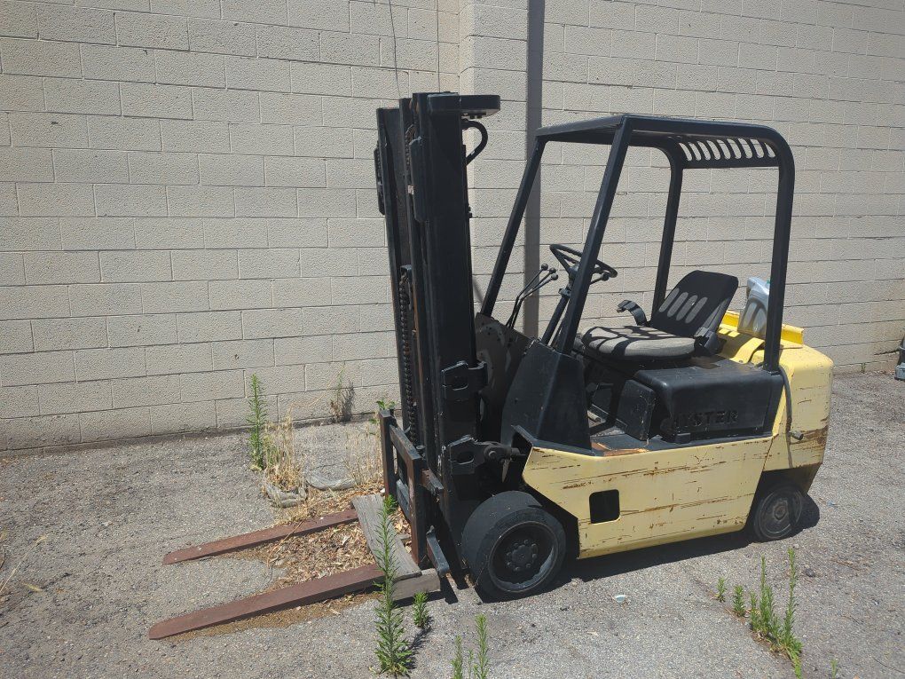 Hyster Forklift - Used Industrial Forklift for Warehouse or Construction - Heavy Duty Material Handling