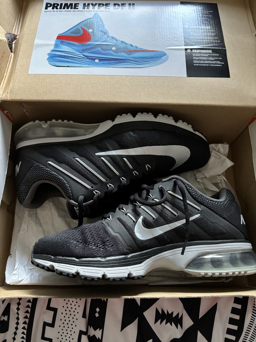 Black Nike Air Max's