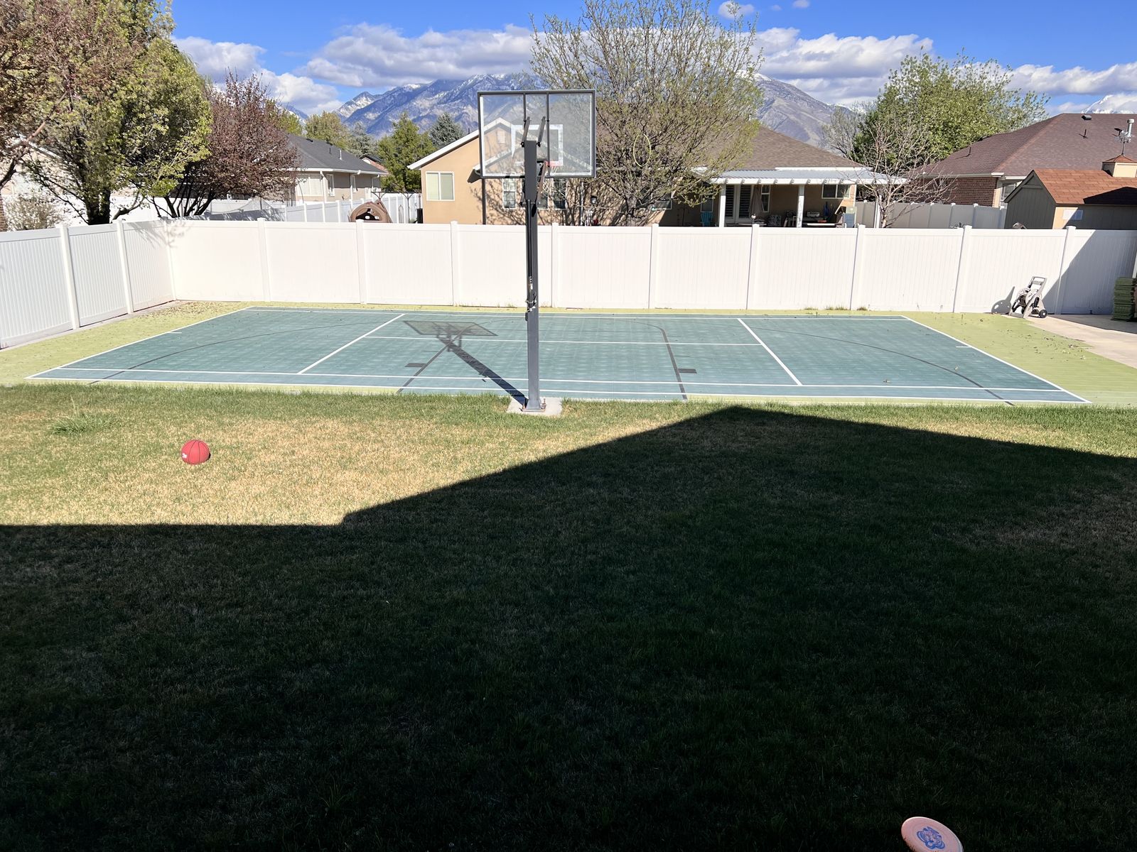 Basketball/Pickleball court