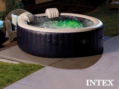 Inflatable hot tub