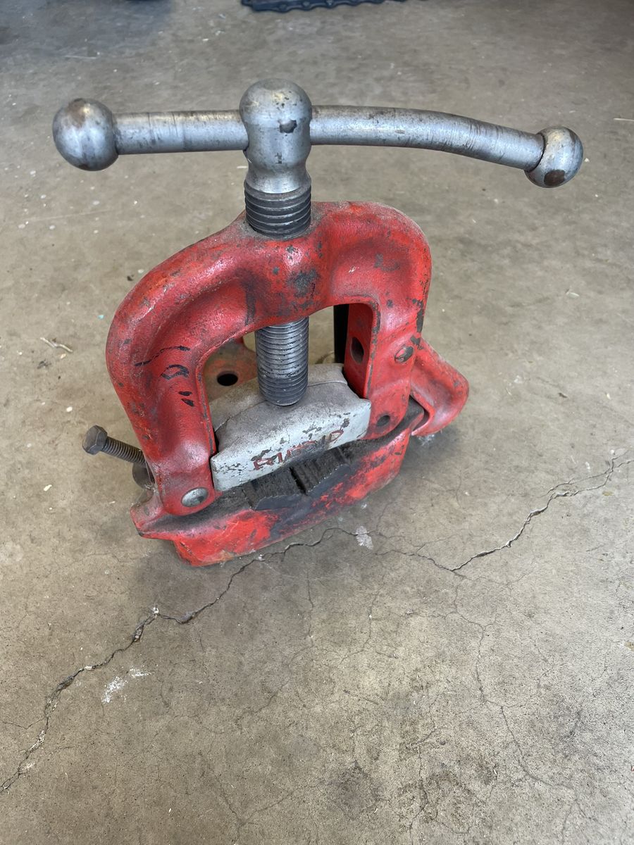 Heavy-Duty Hinged Bench Pipe Vise