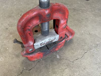 Heavy-Duty Hinged Bench Pipe Vise