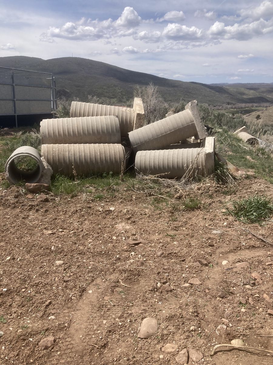 hay feeder  / culverts