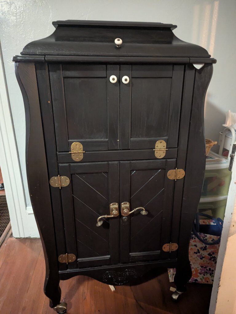 Early 1900s Victrola chest