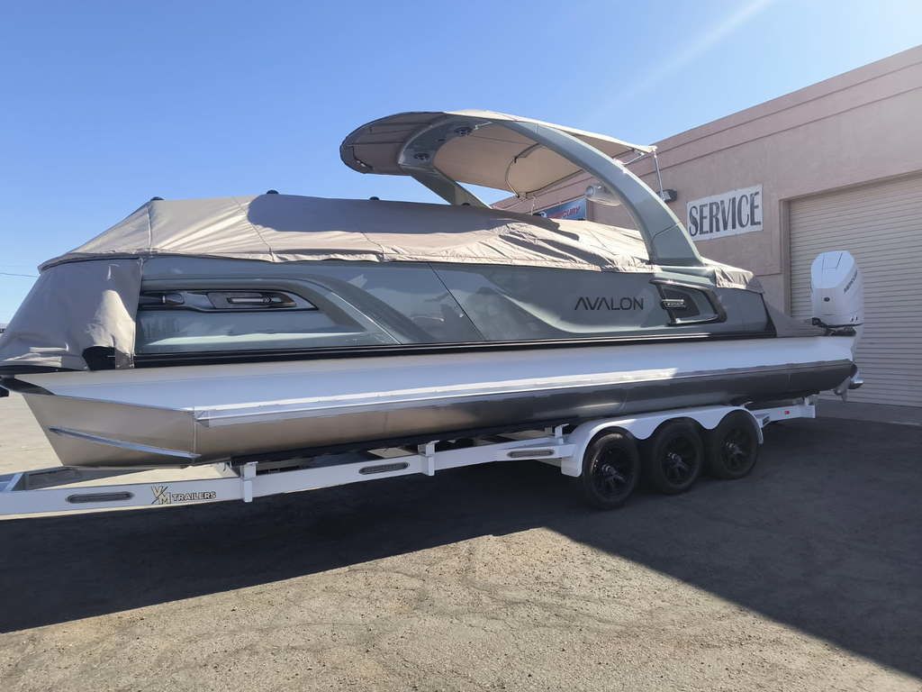 2026 Avalon Excalibur Quad Lounge Windshield 27 FT