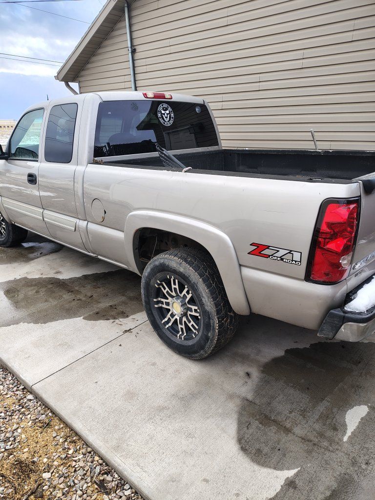 Chevrolet Silverado 1500 Z71 Off-Road Crew Cab Pickup Truck