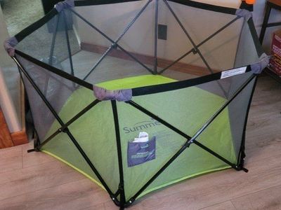 Summer Infant Portable Playard Pop N Play Pen with carry bag.