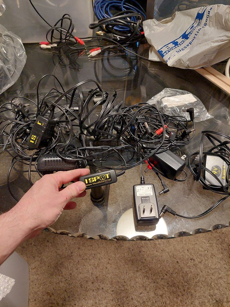 *Pedalboard cables*- 3 Onespots, Daisy Chain Cables and Several other 9v adapters- Pedals guitar