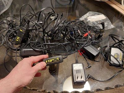 *Pedalboard cables*- 3 Onespots, Daisy Chain Cables and Several other 9v adapters- Pedals guitar