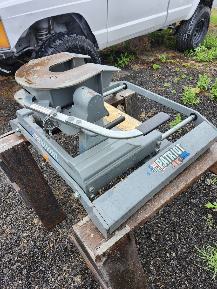 B&W 5th wheel hitch