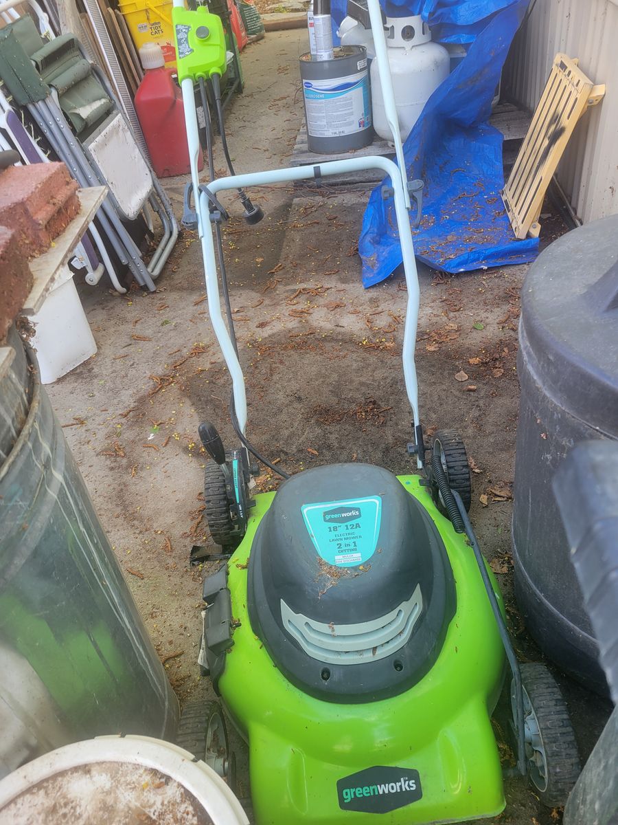 Electric lawnmower