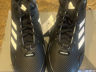 Men’s Sz 10 Baseball Shoes New